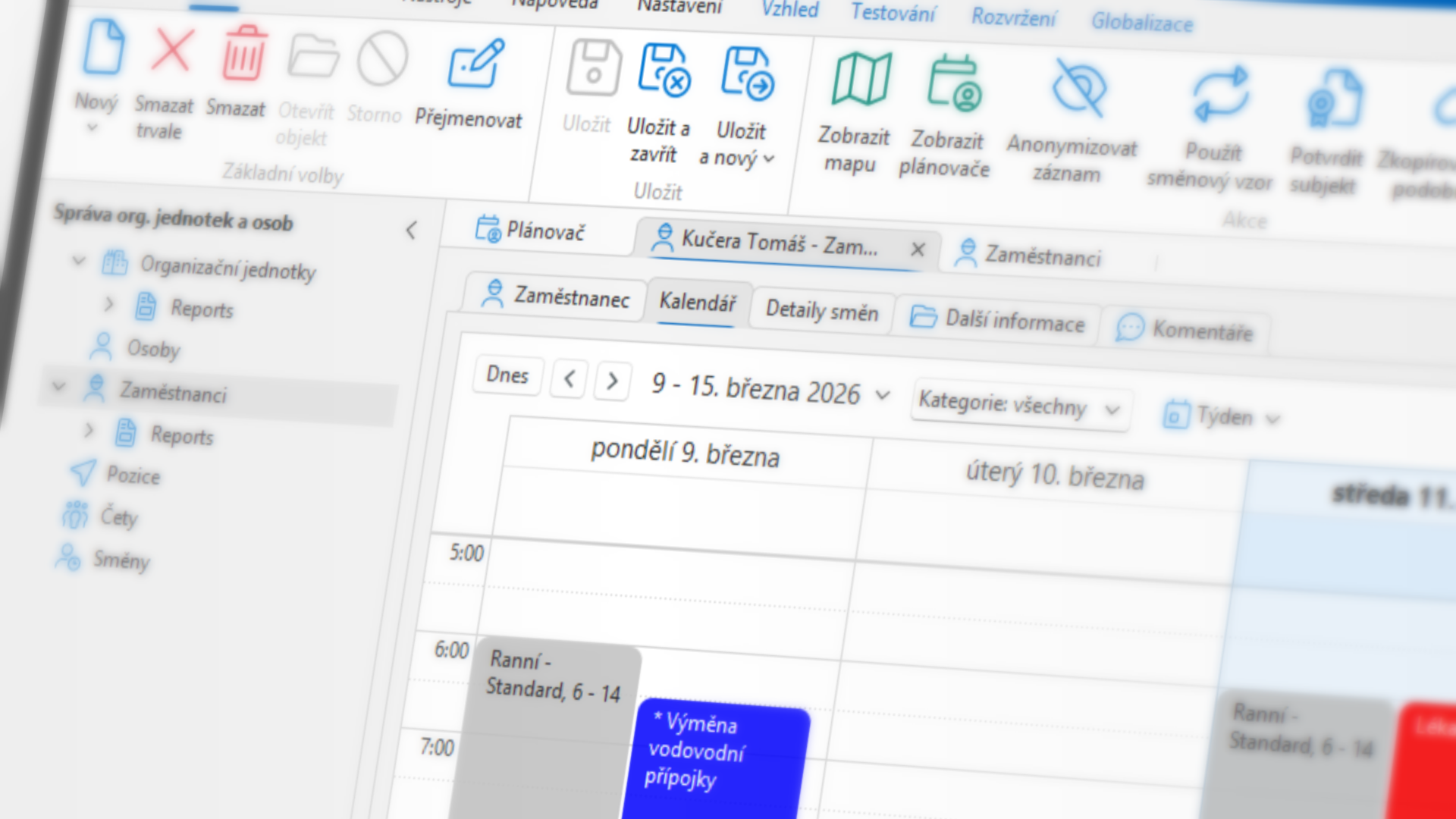 PRIS desktop: kalendář zaměstnance se směnami a přehledem alokace na zakázky.